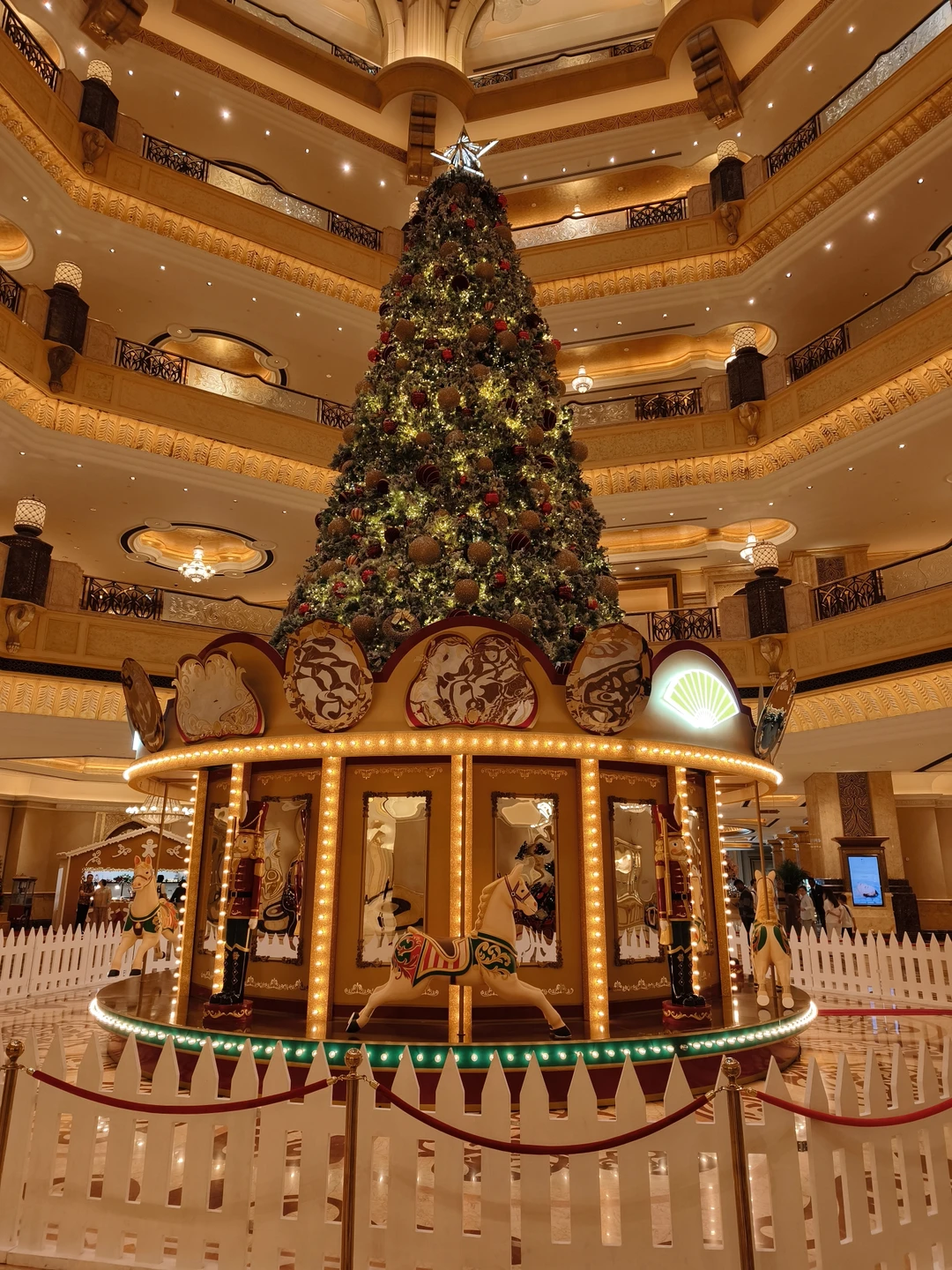 Вчера ездили с Муслимом в Абу-Даби. Всё чётко по плану, очень доброжелательный и приятный молодой человек.