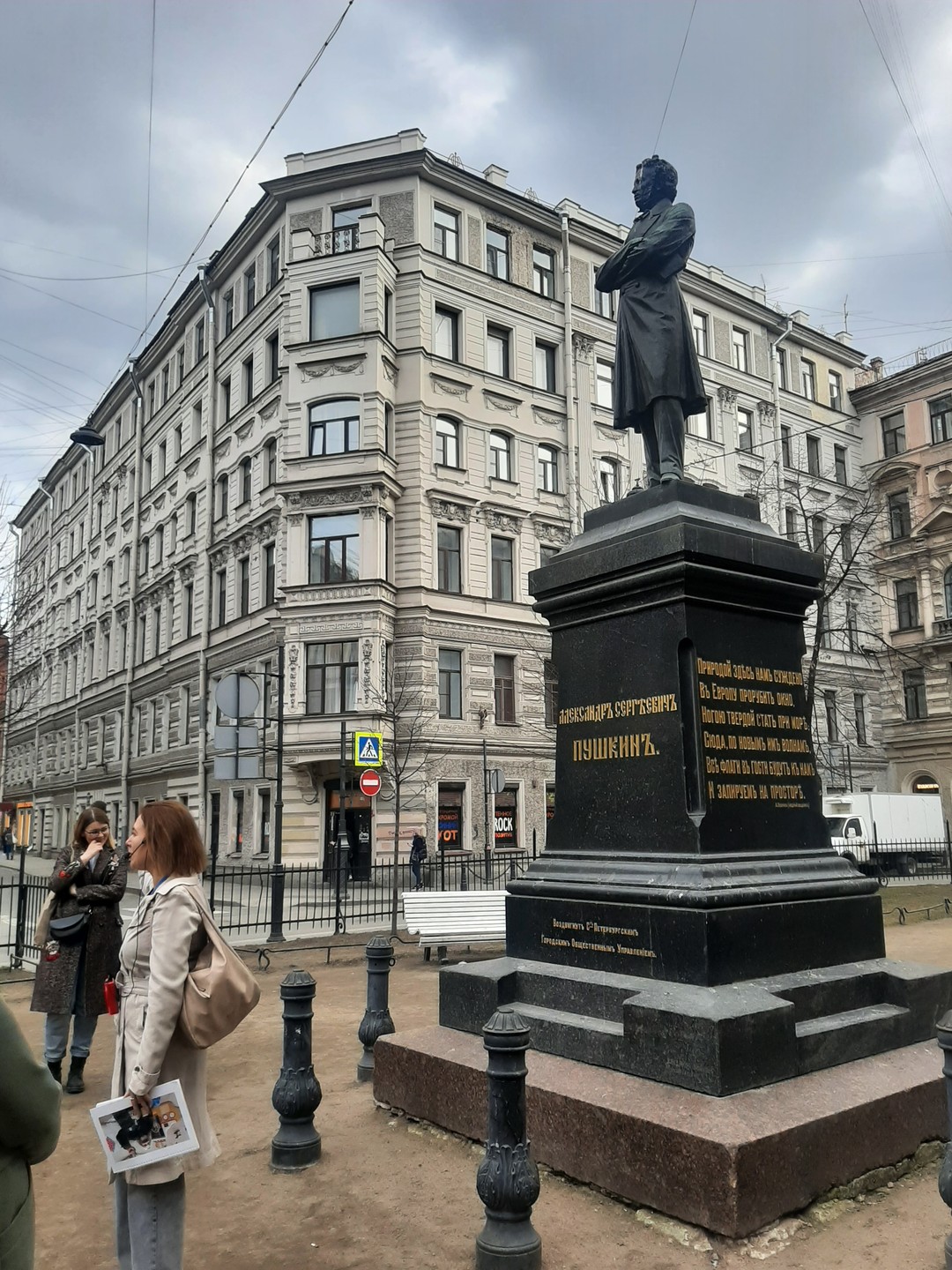 Первый раз была на пешей экскурсии в Санкт-Петербурге. Сравнить пока не с чем. Все очень понравилось. Однозначно буду еще выбирать экскурсии