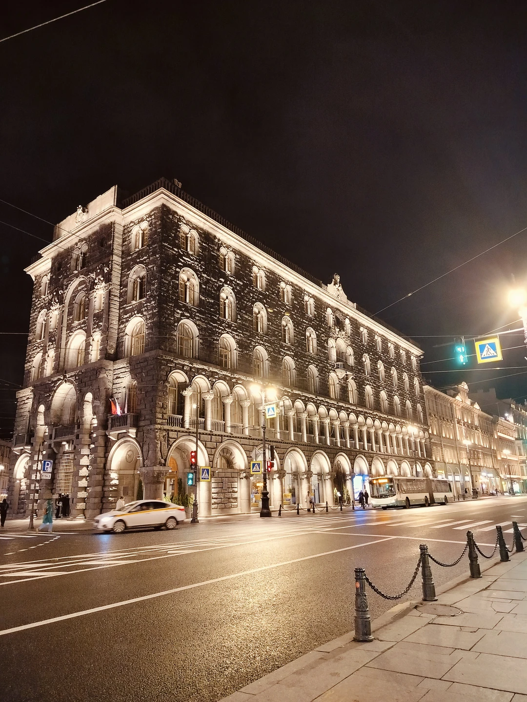 Во время вечерней поездки Санкт-Петербург открылся с другой стороны: подсветка домов делает его более таинственным, изящным,