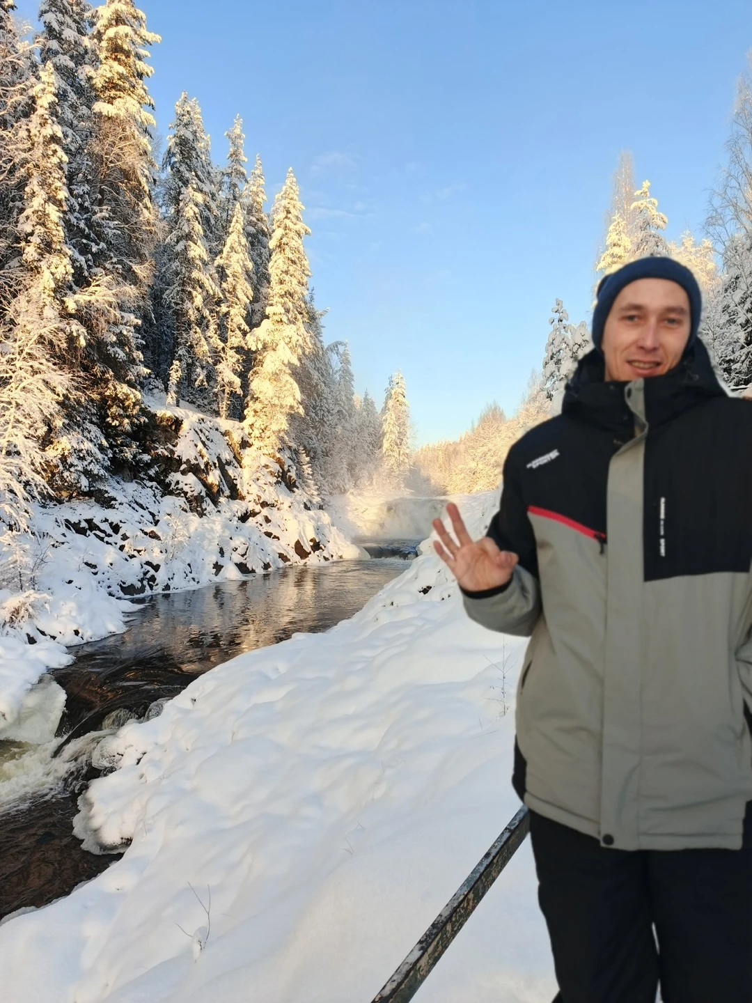 Хотим от всей души поблагодарить Артёма за прекрасную экскурсию по «Золотому кольцу Карелии»! Мы ездили втроём: