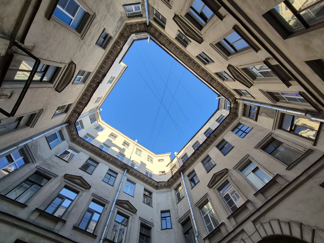 Секреты и лабиринты Петроградской стороны: дворы, парадные, легенды (Ирина)