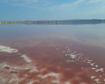 Природные чудеса: от розового озера до огненной горы