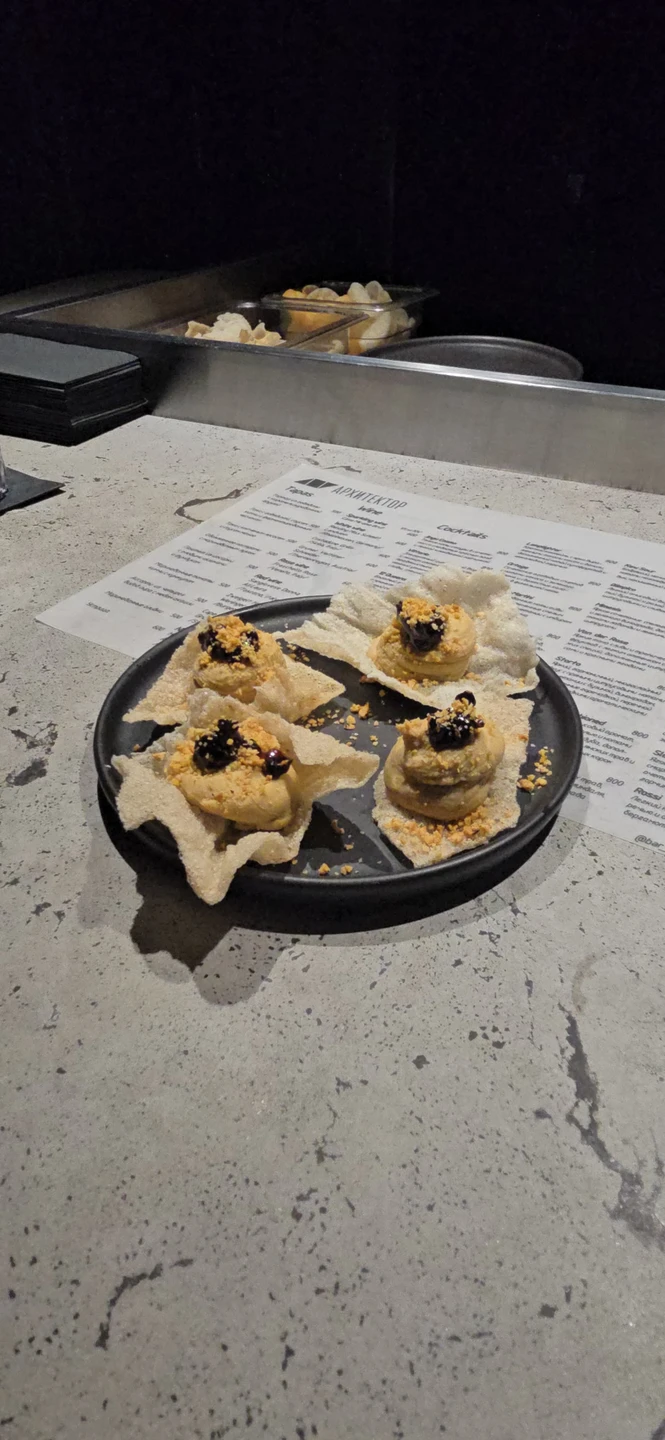 Да, для разнообразия можно послушать, угоститься коктейльчиками и прогуляться по улице где живёт Ваенга))