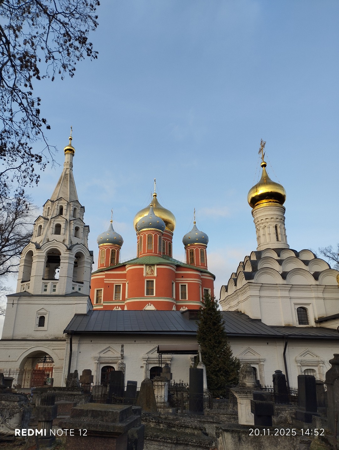 Сегодня я была на экскурсии в Донском монастыре. Экскурсовод Павел интересный рассказчик. Он очень интересно излагает