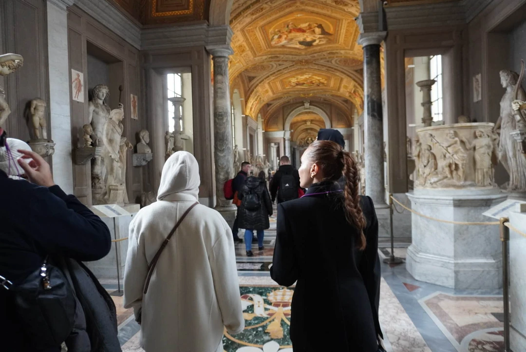 Елена просто замечательный гид, профессионал своего дела. Провела подробную экскурсию, с вниманием к интересным деталям, слушать