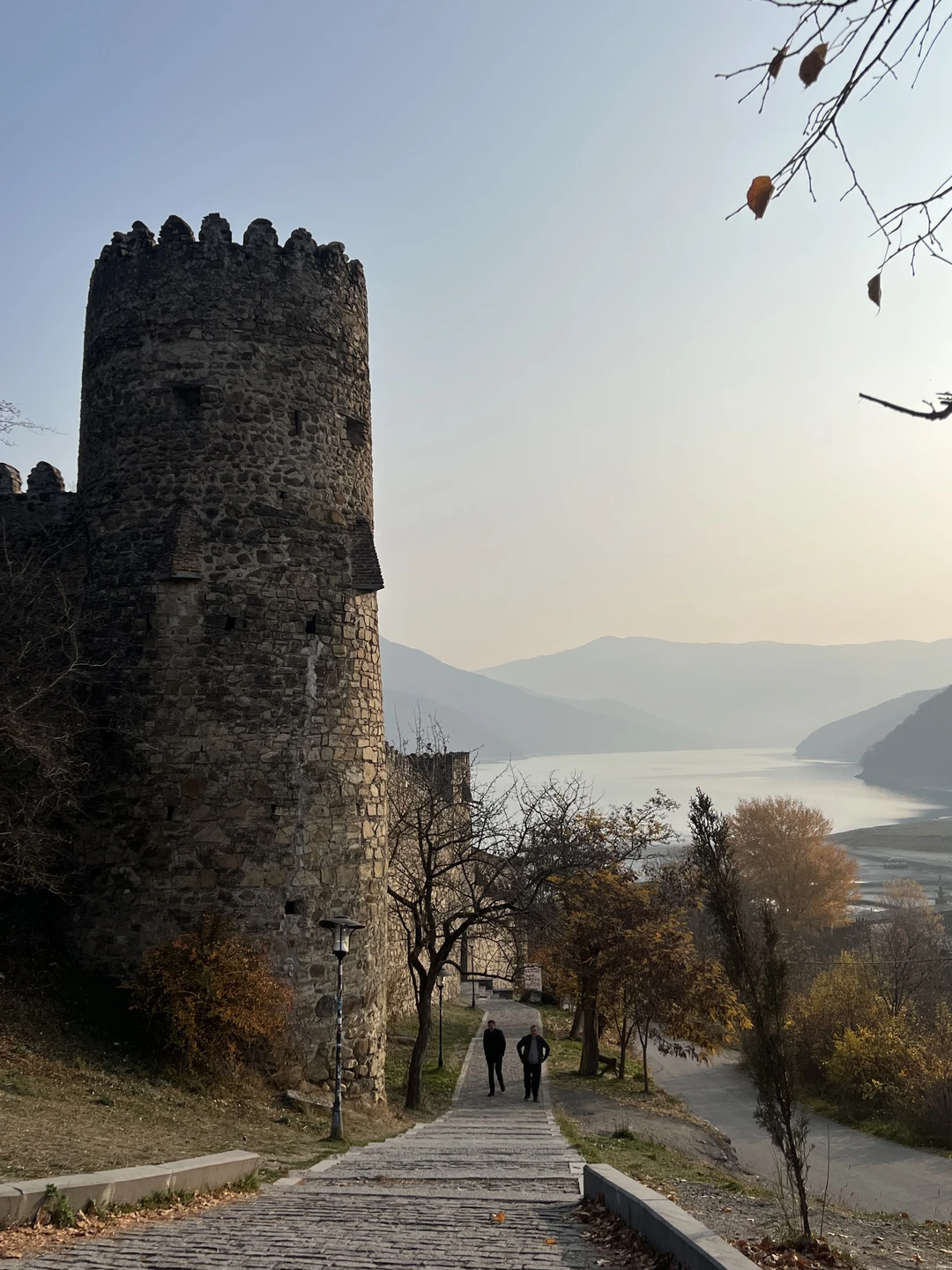 Зураб провел замечательную экскурсию по одним из самых живописных мест Грузии. Пейзажи за окном невероятно радовали