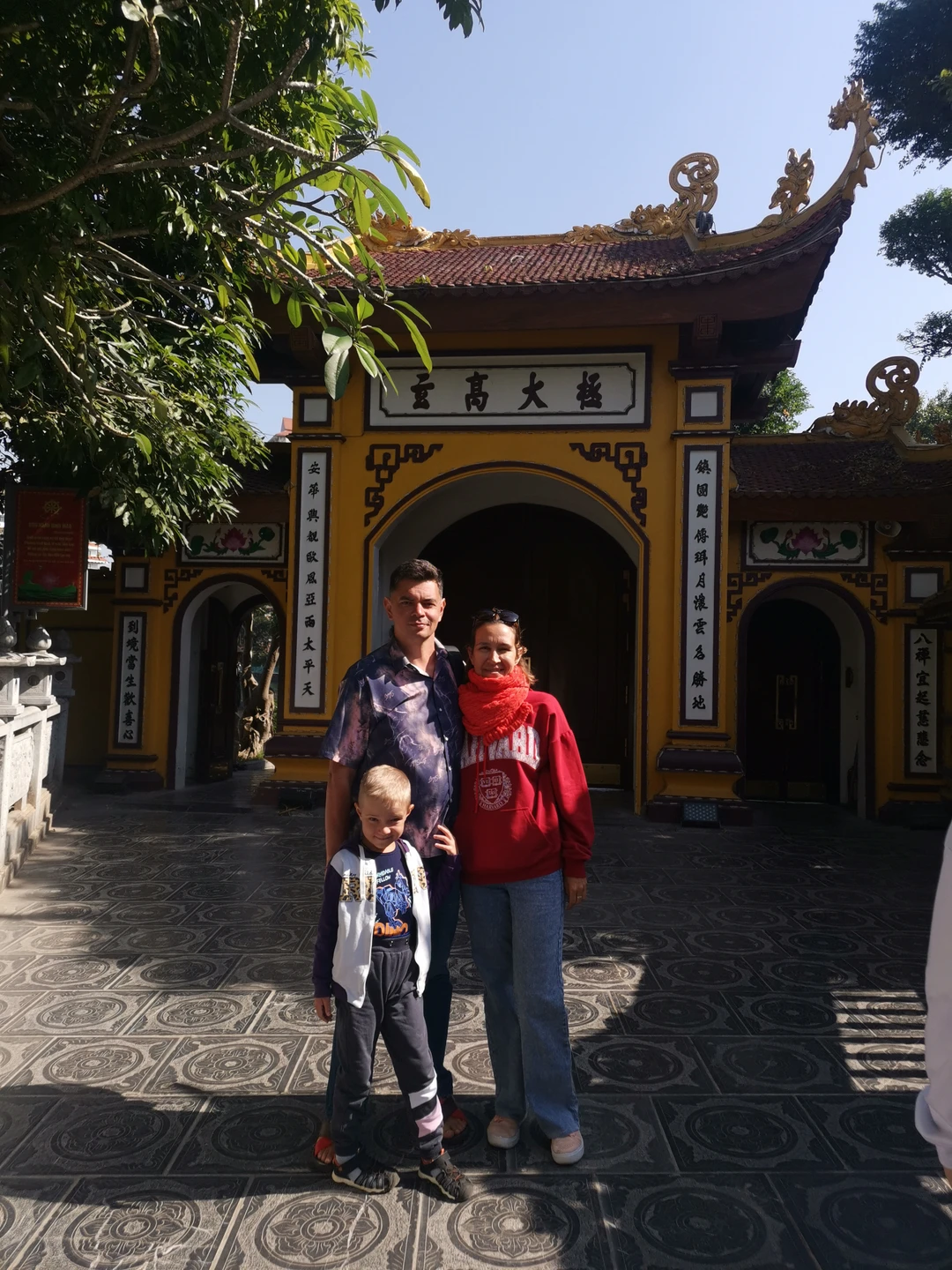 Добрый день. Елизавета, провела нам чудесную и незабываемую экскурсию по Ханою. Программа построена интересно, без спешки