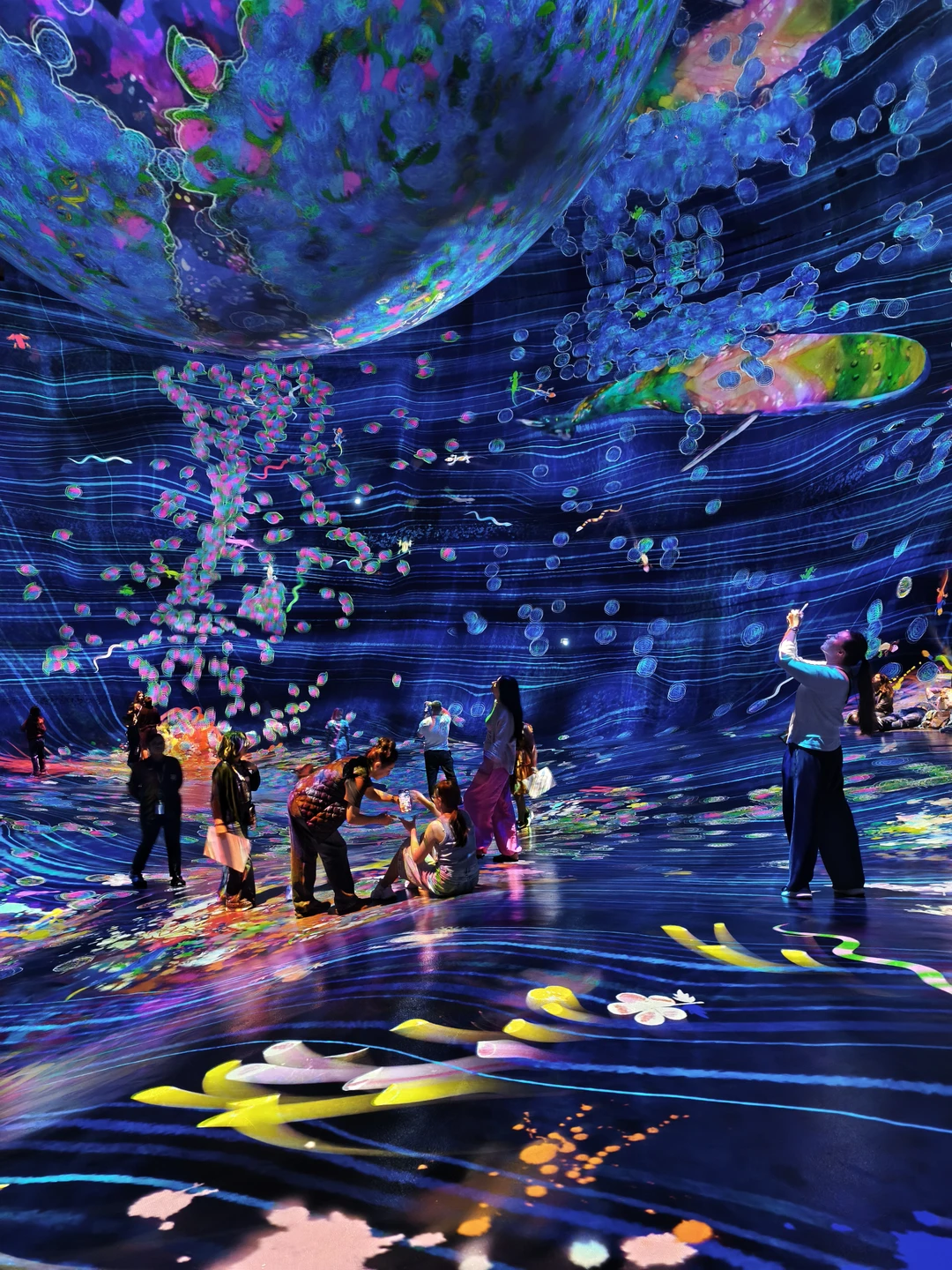 Вчера ездили с Муслимом в Абу-Даби. Всё чётко по плану, очень доброжелательный и приятный молодой человек.