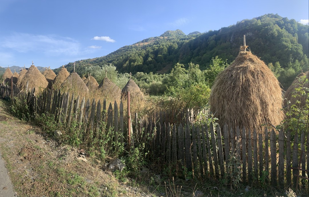 Константин!! вчера вернулись в Москву,но красота тех мест которые ты нам показал-не отпускают!!! вроде мы уже