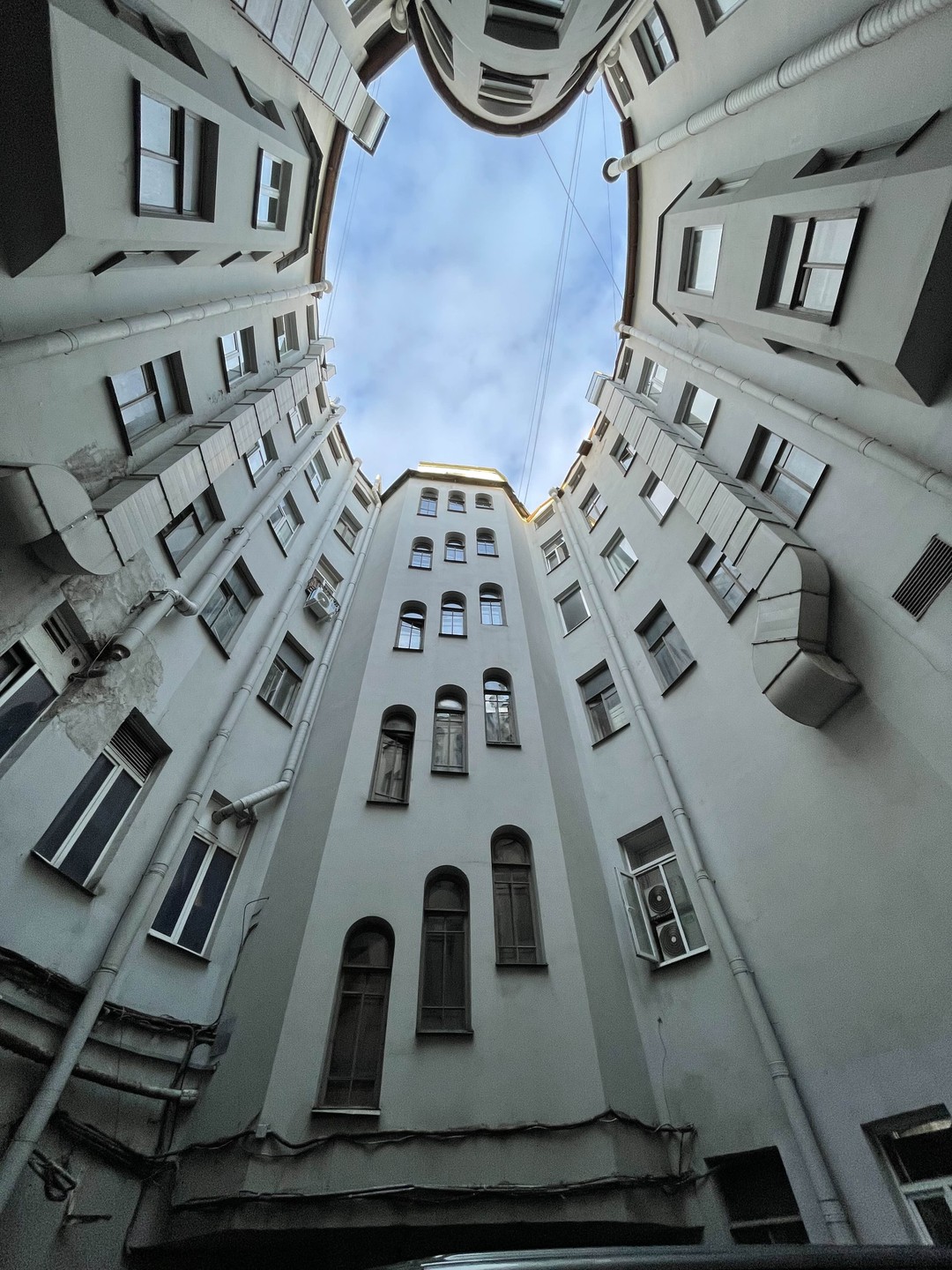 Феодор очень приятный гид, образованный, начитанный, увлеченный. Хорошо знает город и историю коммунальных квартир, погрузил нас