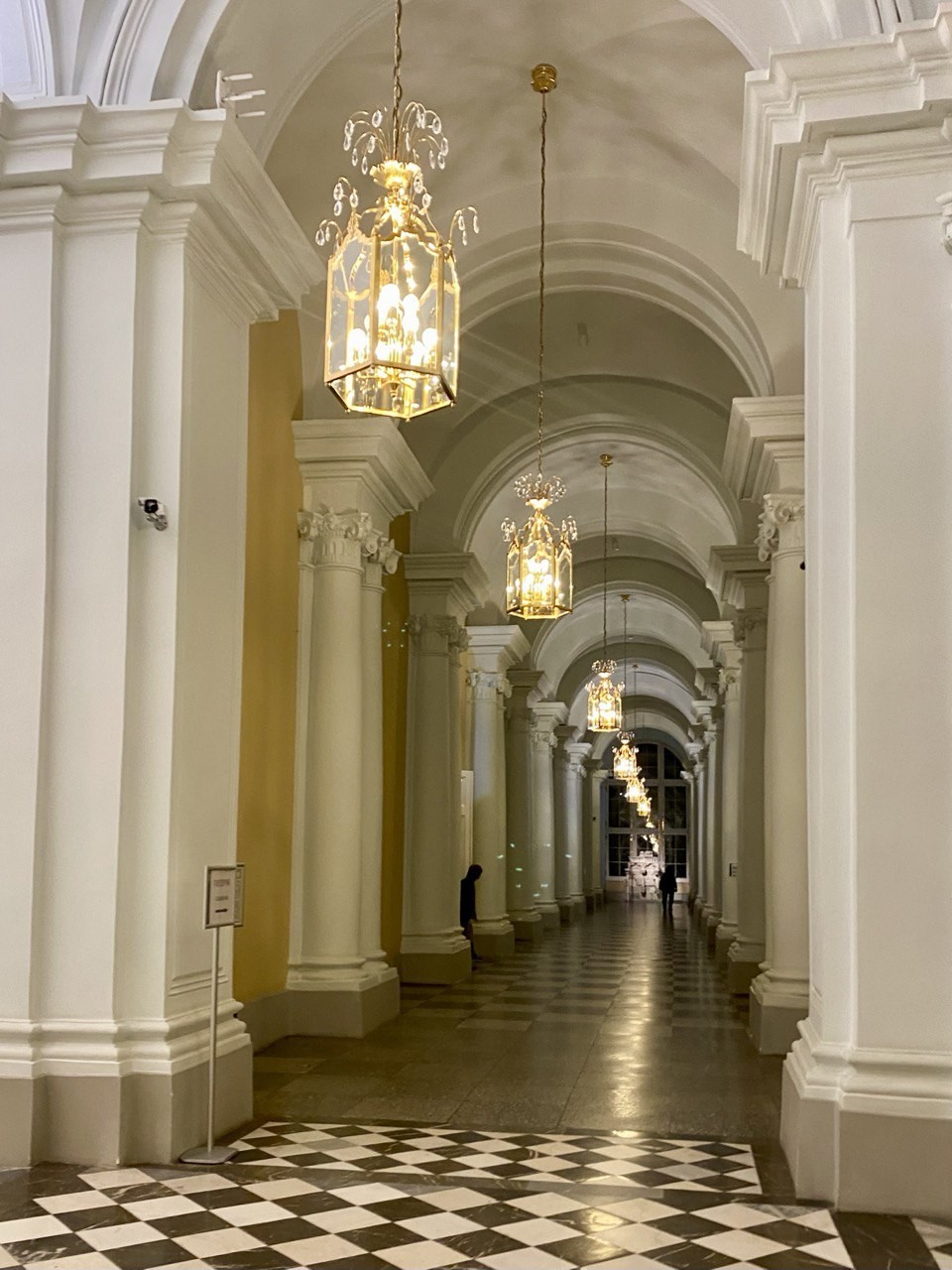 Мария проводила для нас праздничную археологическую экскурсию по Эрмитажу в честь моего дня рождения, и это были прекрасные часы!