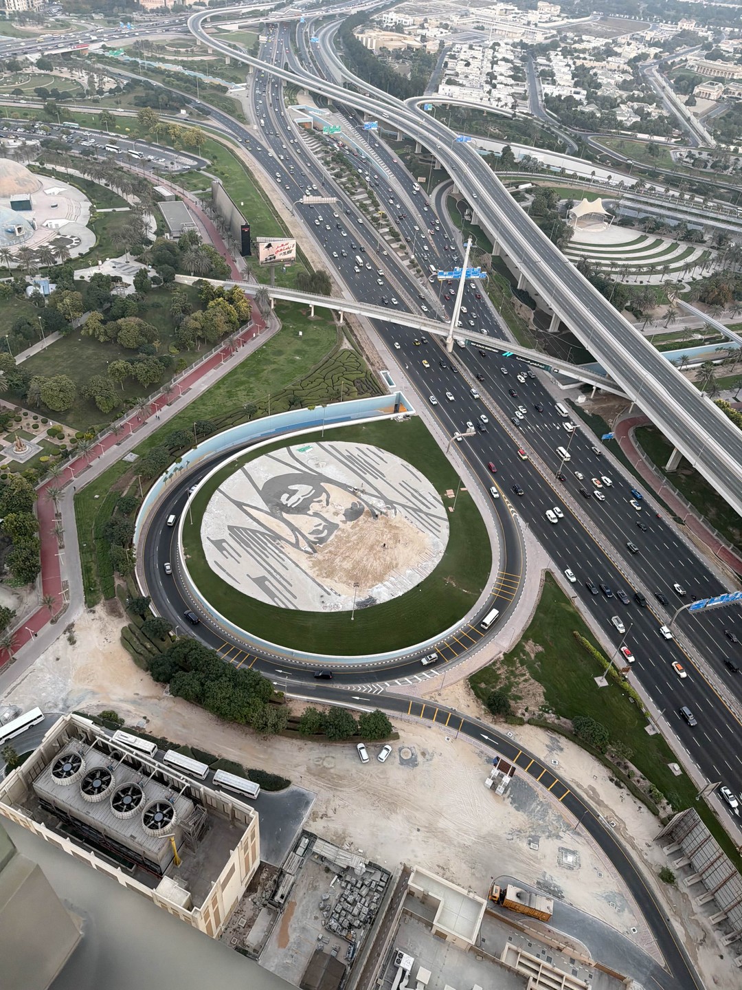 Всем рекомендую, не стоит покупать билеты на смотровые в нашумевшие небоскребы, там людей явно больше, чем кислорода