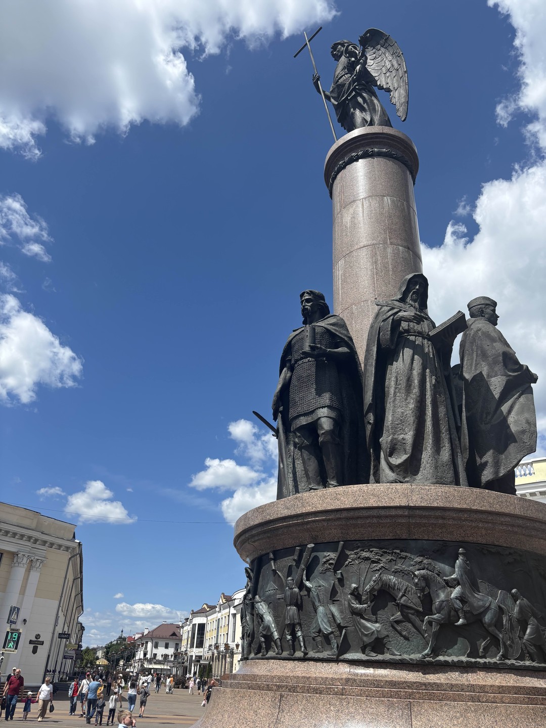 Познакомились с городом, достопримечательностями, послушали факты о городе, прошли красивыми улочками, получили впечатление о городе и