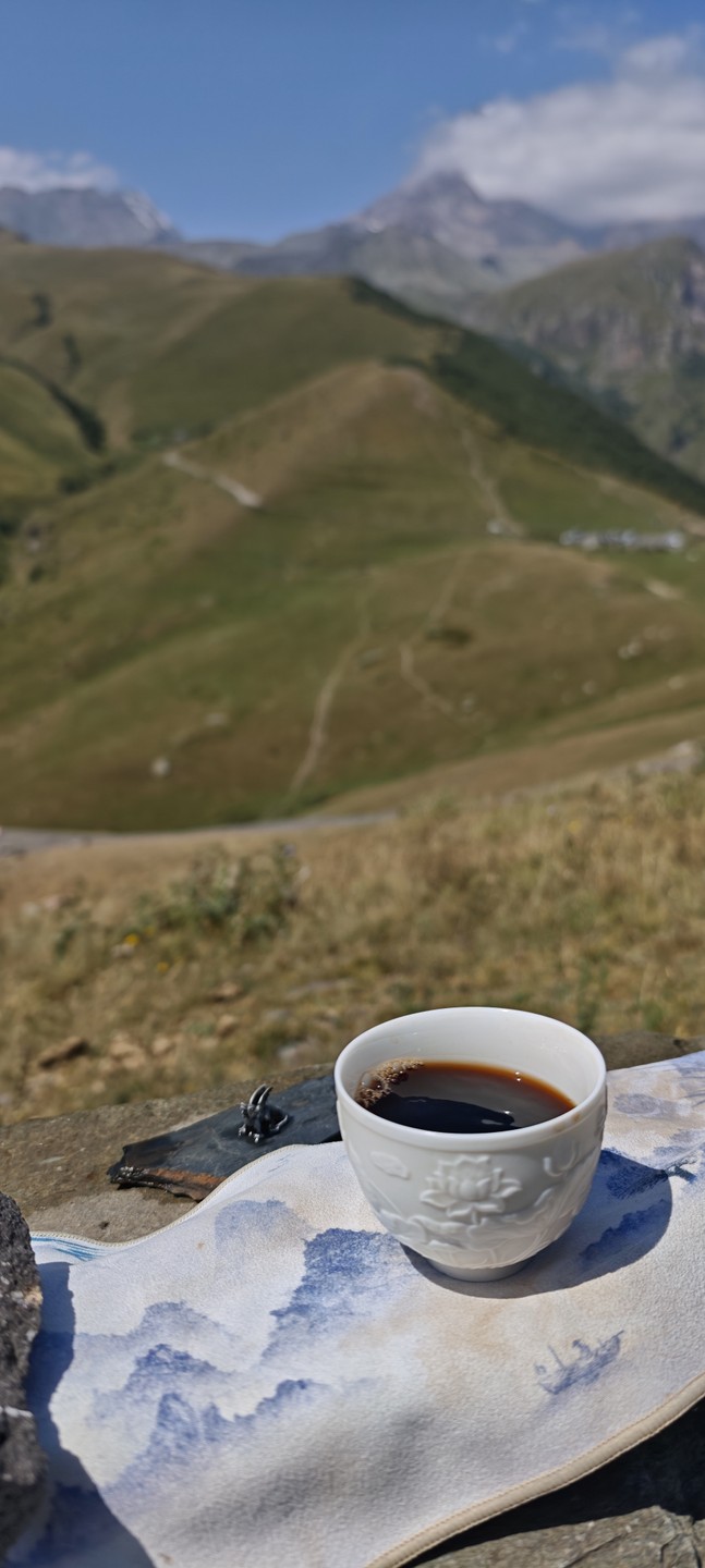 Очень приятная поездка получилась. У Анастасии энциклопедические знания о Грузии, крутые водительские навыки и горячая любовь