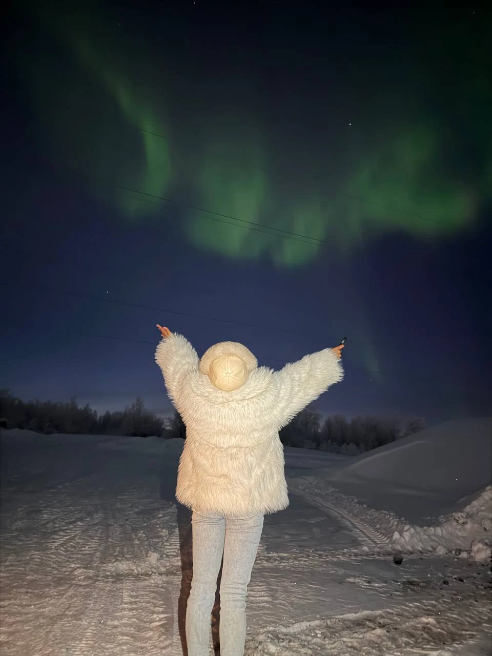 Я так рада что успела сияние поймать, очень ярко и долго наблюдали. Спасибо большое Александру, фото