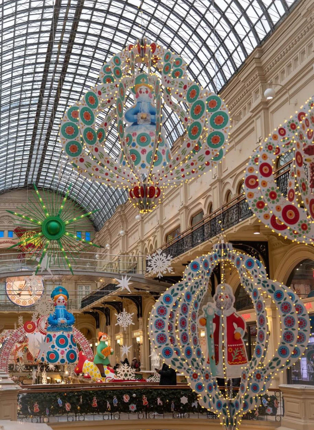 Мы не просто гуляли, а смотрели на знакомые места по-новому, открывая самые эффектные украшения. Гид была