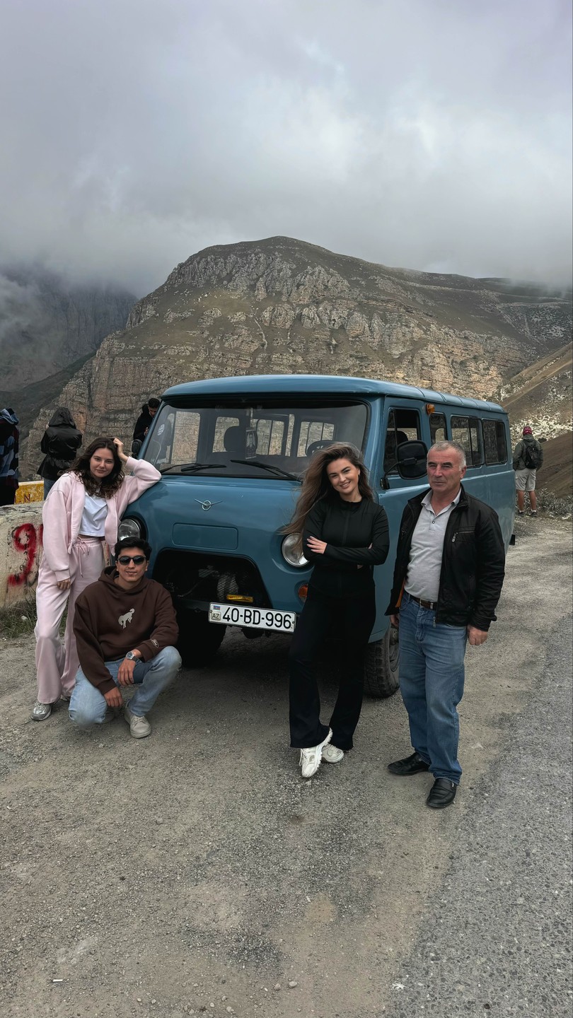 Прекрасные гиды, водители. Очень душевные люди 🤗 они сделали эту поездку незабываемой. А эта голубая буханка