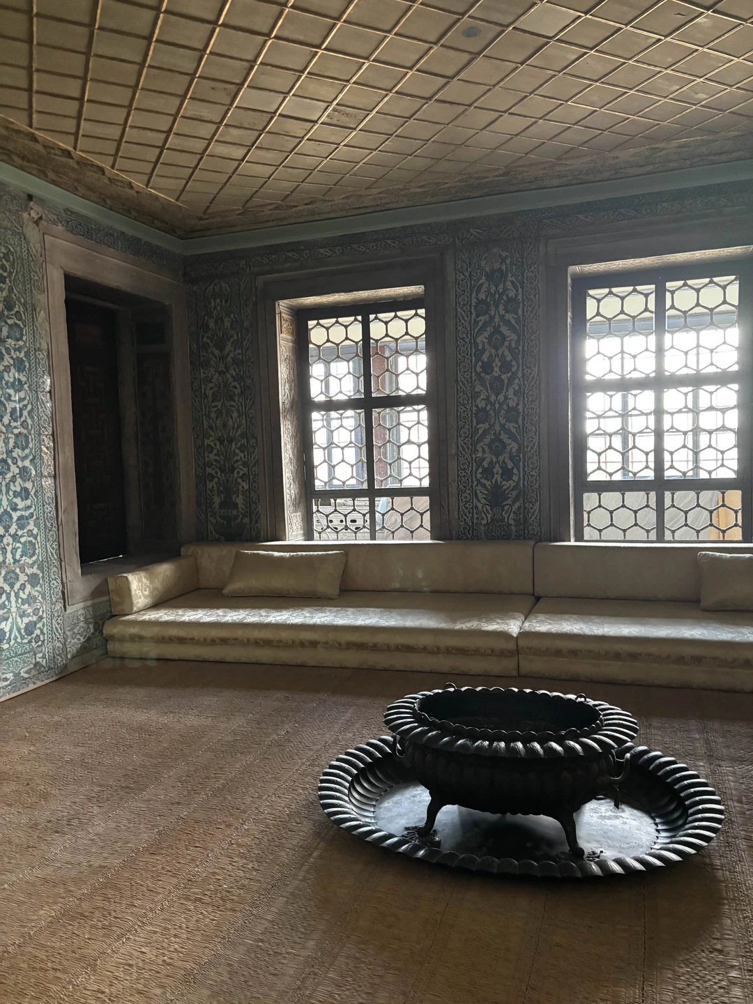 Вчера был максимально насыщенный день- два дворца: абсолютно разных, оба исторически важные. Мой фаворит- Долмабахче😍, он