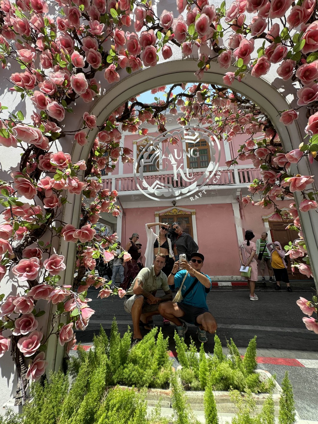 Отлично прокатались, сделали кучу фоток. Ездят аккуратно-это прям важно. Старый город 🔥