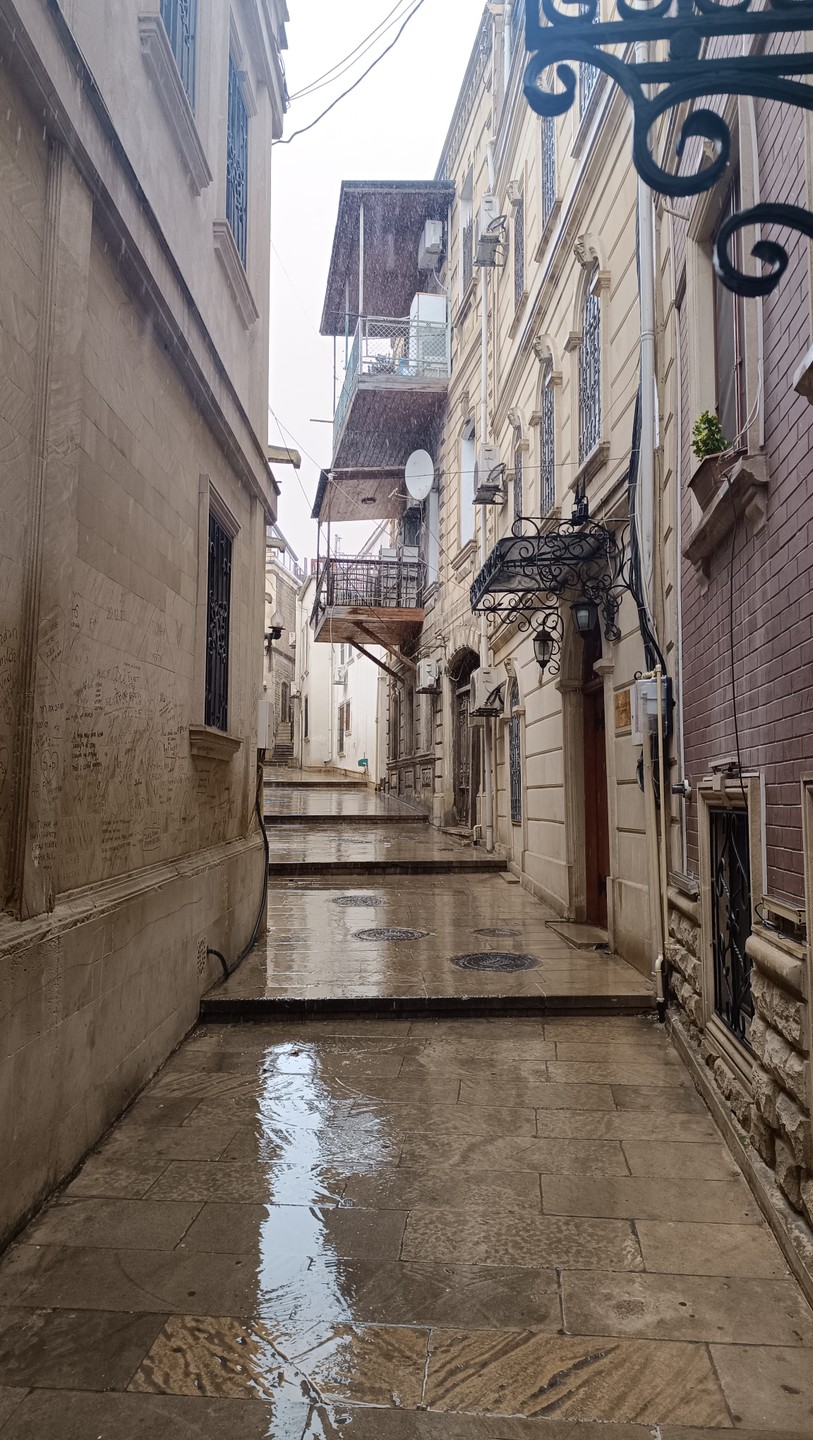 Отличная экскурсия! Так вышло, что я приехала в день, когда в Баку шел снег и дождь