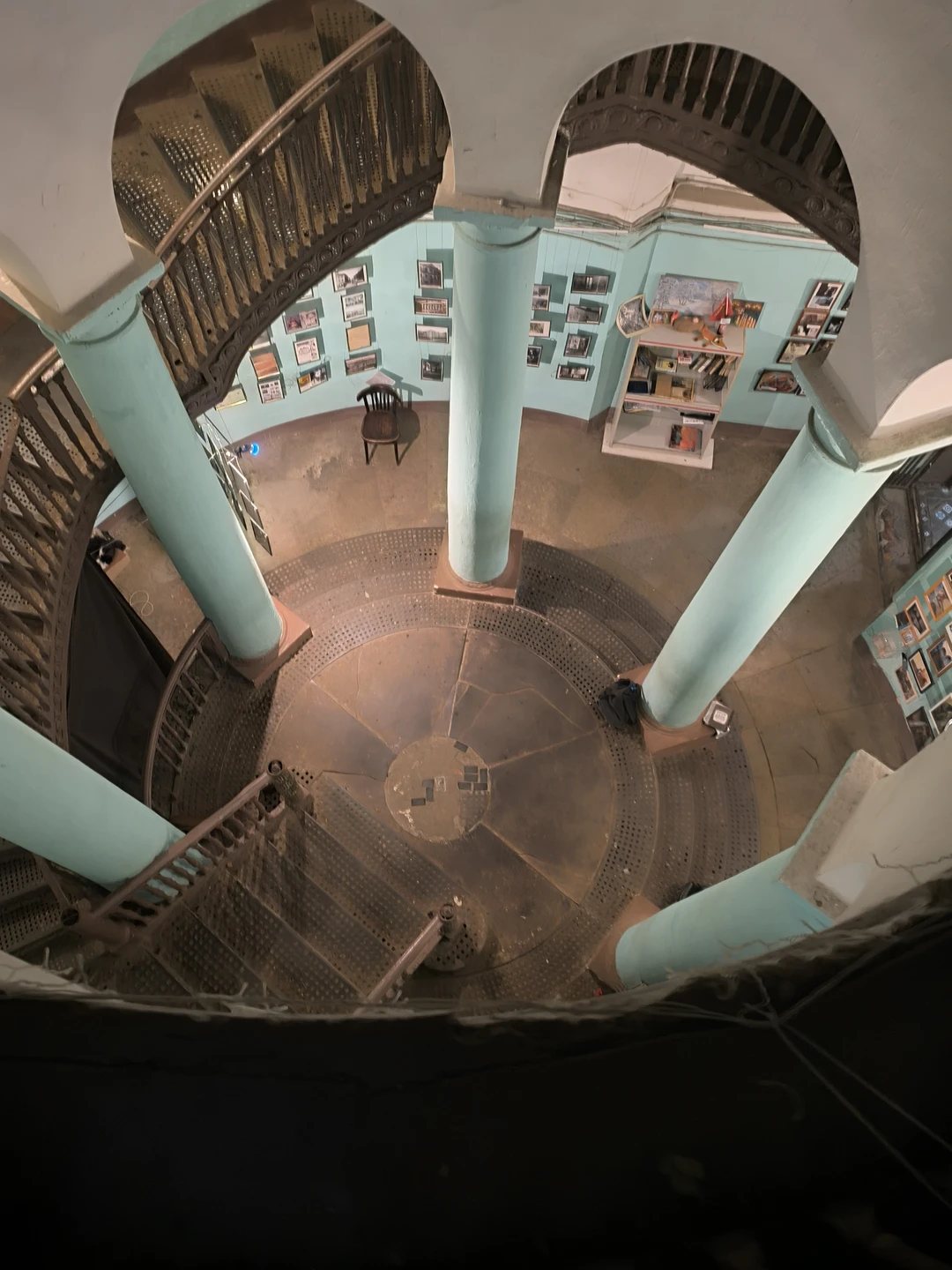 Экскурсия проходила под проливным дождем. До начала экскурсии мы были в сметении, как же мы будем