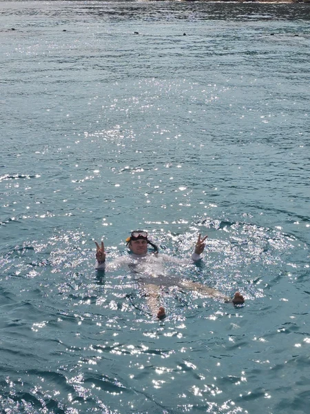 Отличная прогулка! Очень дружелюбная команда организаторов. Катамаран большой и удобный, народу не много, чувствуешь себя уютно