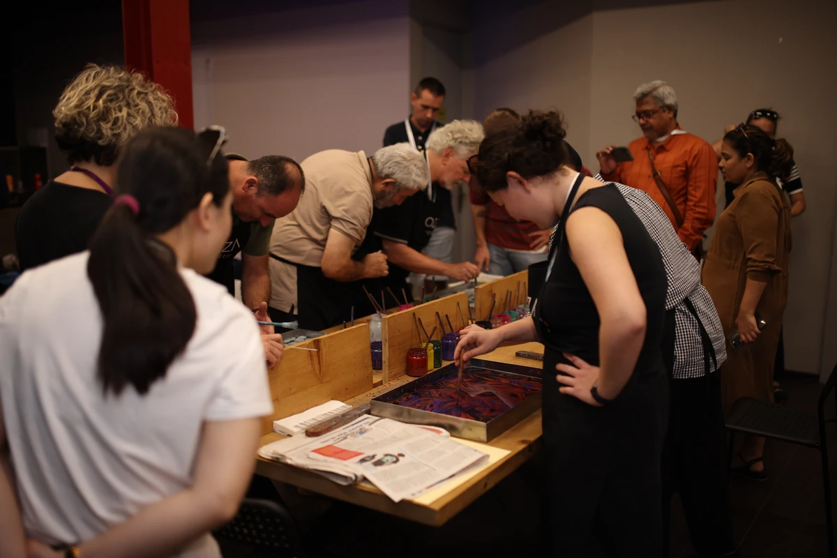 Рисовать на воде — мастер-класс по эбру в Стамбуле (6/15)