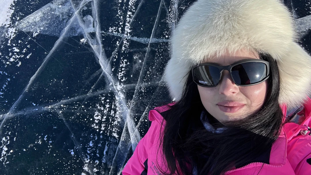 Путешествовала в начале февраля. Нам повезло и Байкал к этому времени замерз и мы увидели тот самый красивый лед.