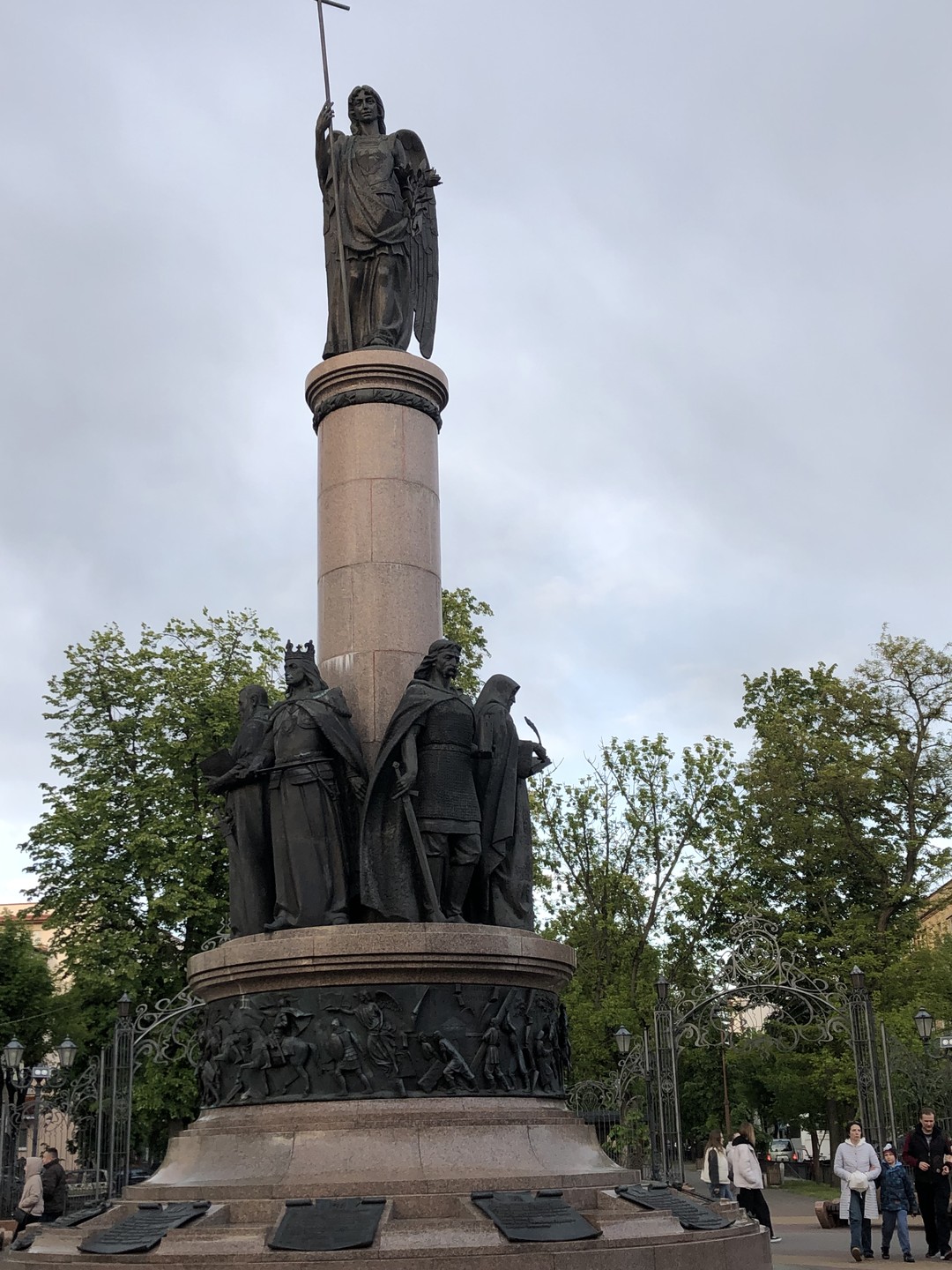 Наталья вышла на связь заблаговременно, обговорили время, место встречи. Пунктуальная, энергичная, рассказывала и показывала исторические дома