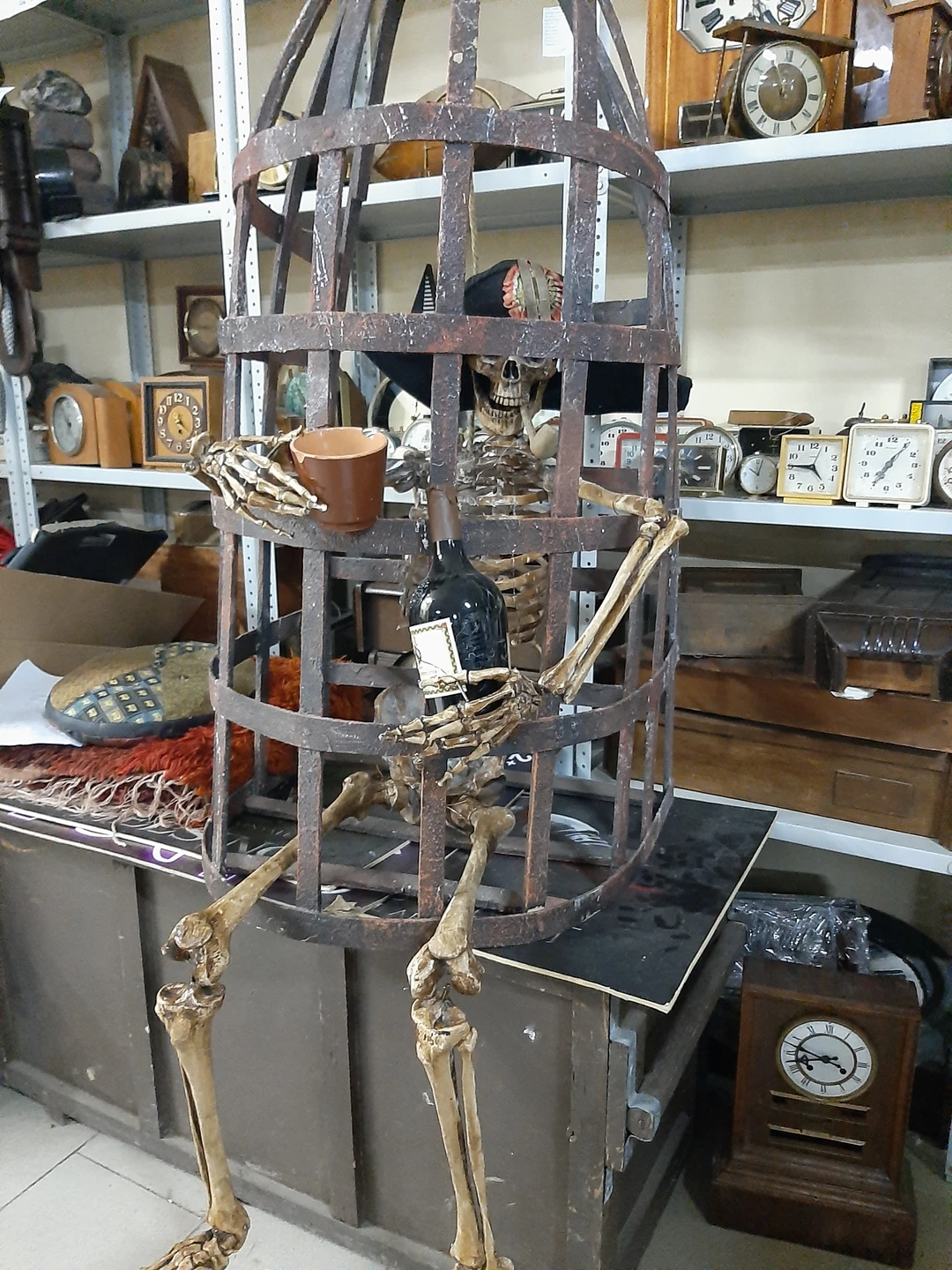 Нам очень повезло, что группу на экскурсию взял сотрудник Беларусьфильм, пиротехник Виталий Нестеров, человек, который не