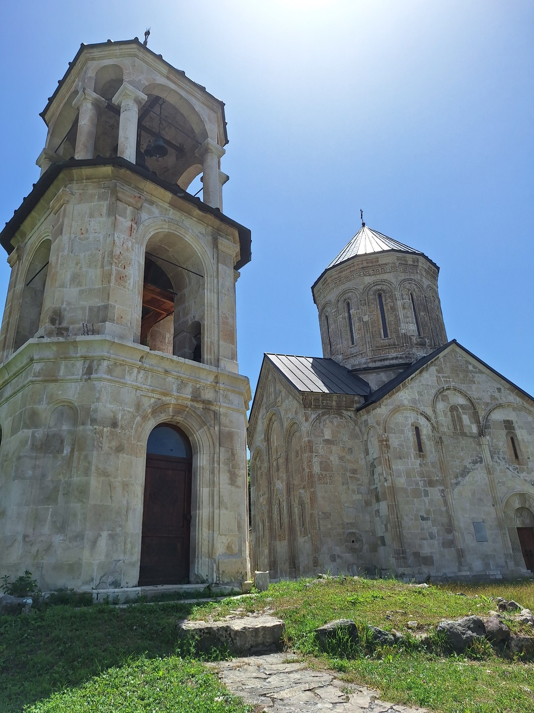 Выражаю Эдуарду огромную признательность за прекрасного гида и водителя Гочу! Мы провели удивительный день в регионе