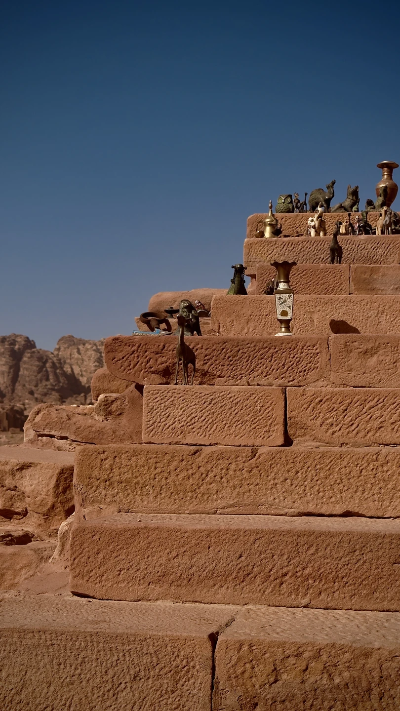 Это было потрясающее погружен е в атмосферу древней Петры, наш гид рассказывал потрясающие истории этого региона