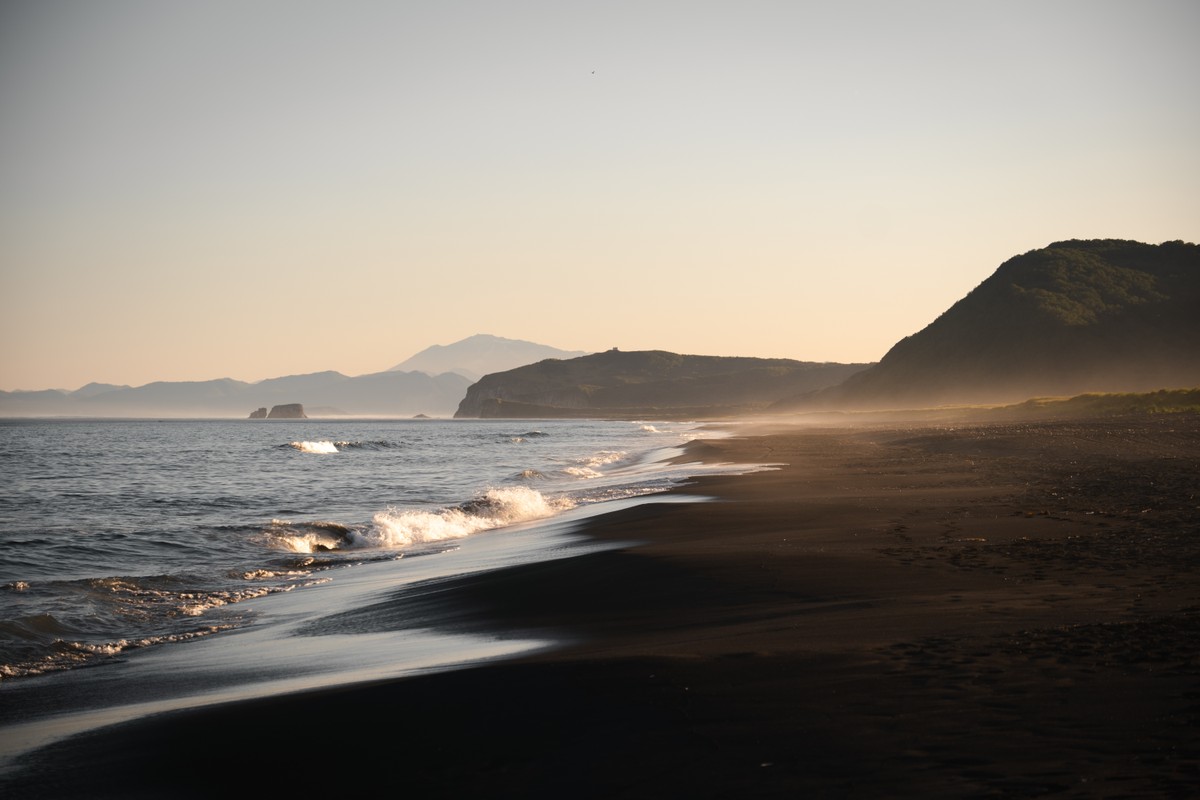 Главное изображение экскурсии - Халактырский пляж: магия чёрного побережья