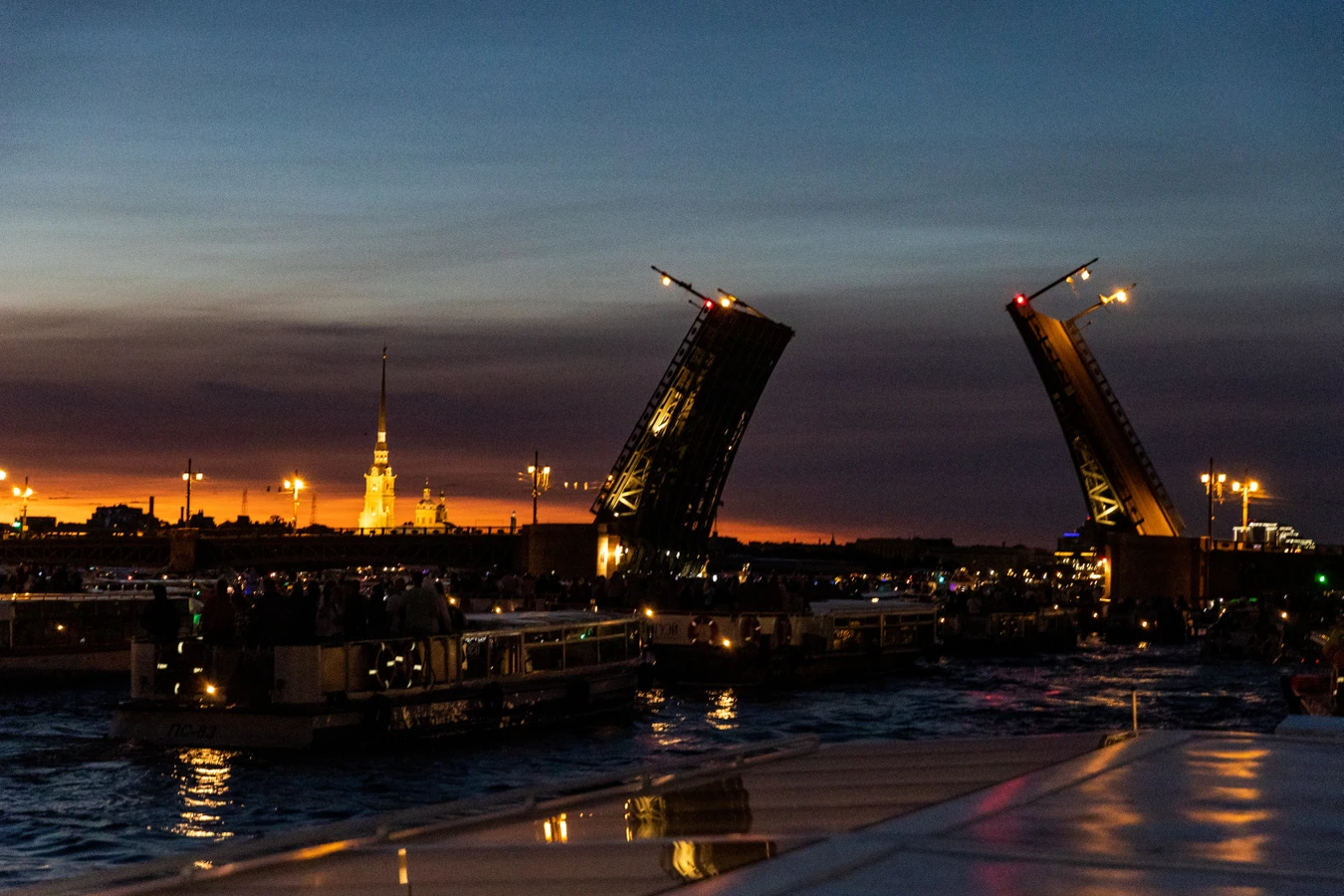 На теплоходе к разводным мостам Петербурга