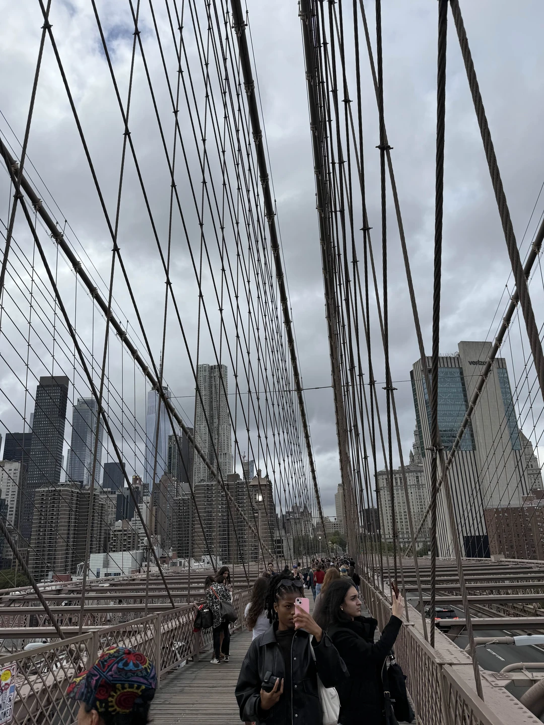 Алёна смогла органично соединить исторические события с современной жизнью Нью-Йорка. Темп был комфортным. Мы достаточно часто