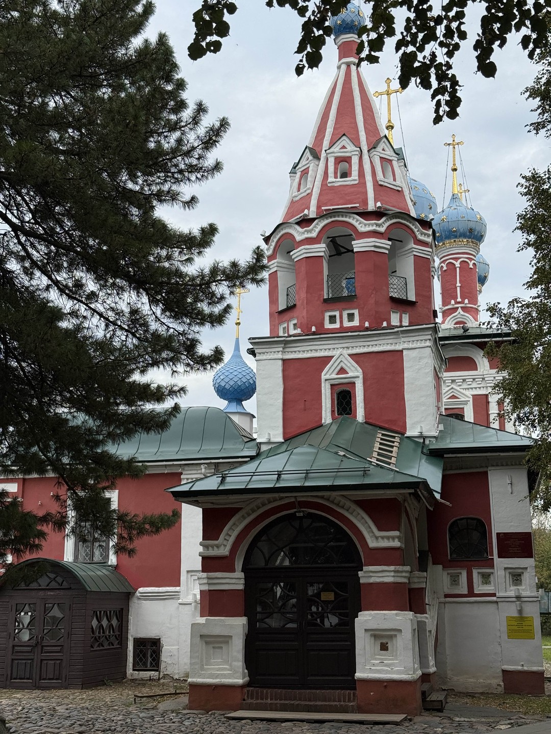 Олег просто влюбил в Углич! По маршруту круиза было 8 городов, но Углич запал в сердце и врезался в память навсегда)
