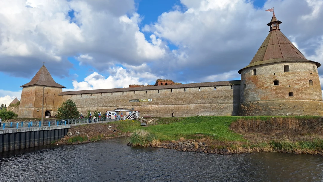 Несмотря на то, что автобус большой все прошло чётко. Посетили мужской монастырь, в женский даже не
