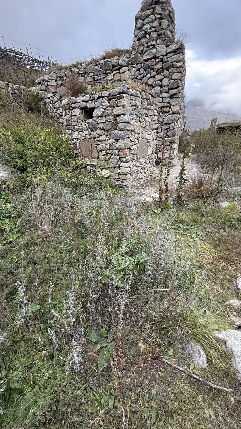 Если вам интересно посмотреть одно из самых сохранившихся древних горских поселений, и увидеть как на склонах