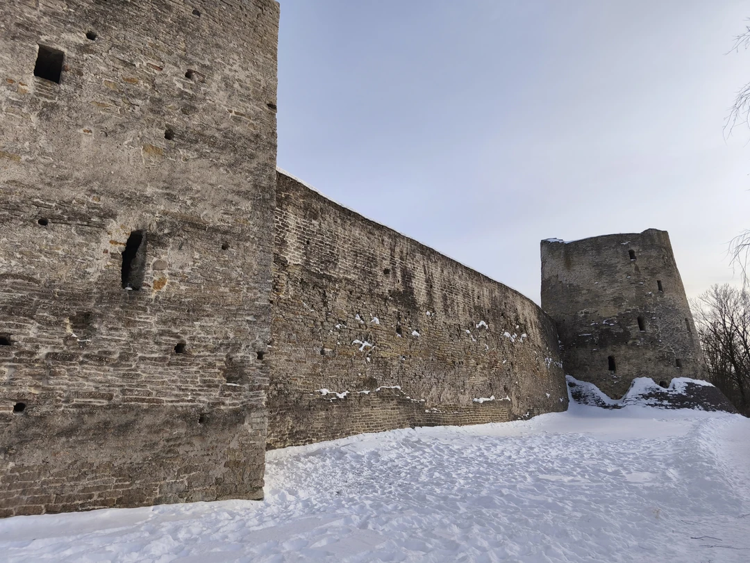 Проводили длинные выходные 23 февраля с друзьями на Псковщине, не могли миновать Изборск. Благодаря Алене почувствовали