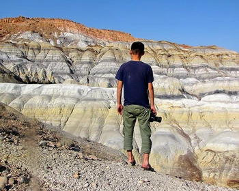 Водопад и озеро Кара-Камыш, окаменелости и следы динозавров