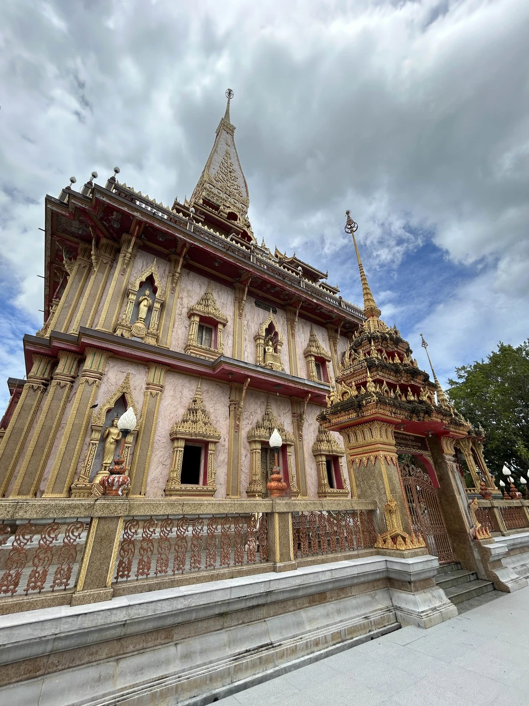 Отличная экскурсия с не менее отличным гидом. Легкое общение, интереснейшие истории, великолепные локации! Ни разу не