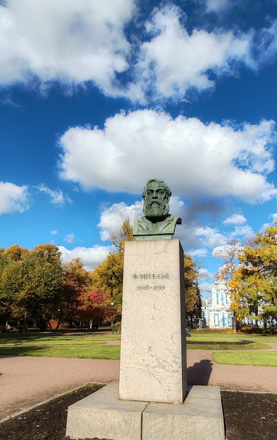 Смольный за 300 лет: от Смольного двора до убийства Кирова (Юлия)