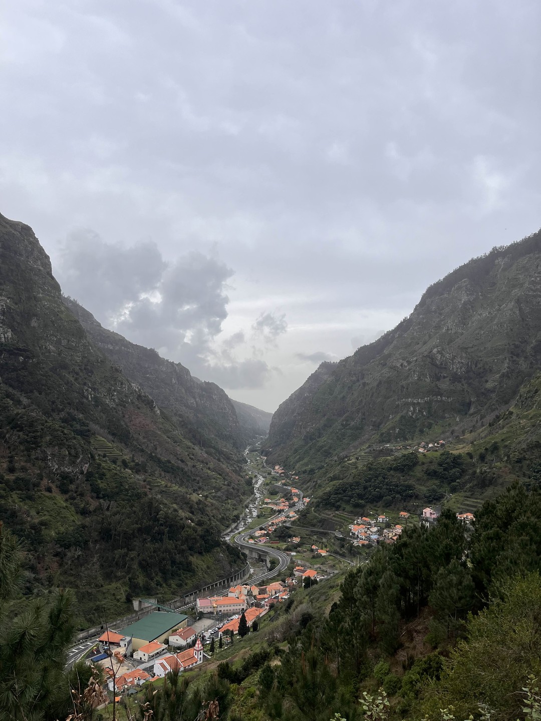 Мы увидели красивейшие пляжи, водопады, красоты Мадейры, старые дороги, купались в лавовых бассейнах, кушали вкусную еду.