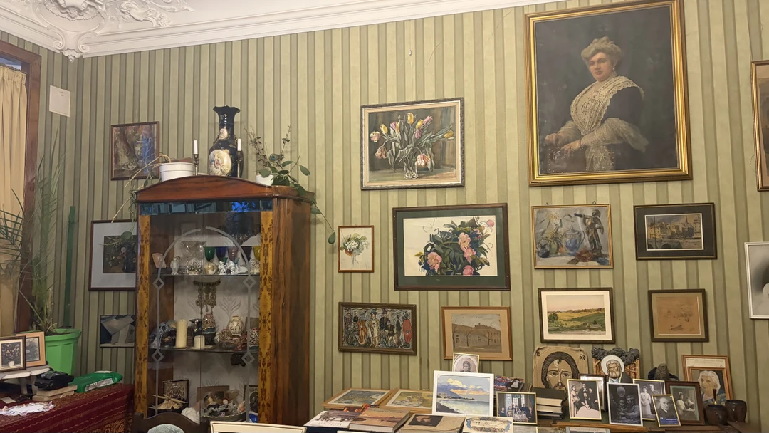 В гости к семье Бенуа: закрытая квартира и живая мелодия арфы (Марина)