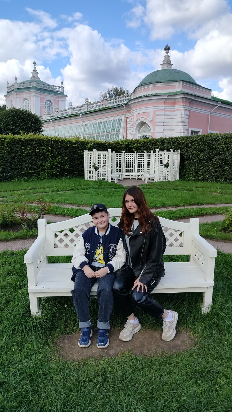 Надежда очень интересно и содержательно рассказала об истории усадьбы Кусково! Мы были с двумя детьми, они