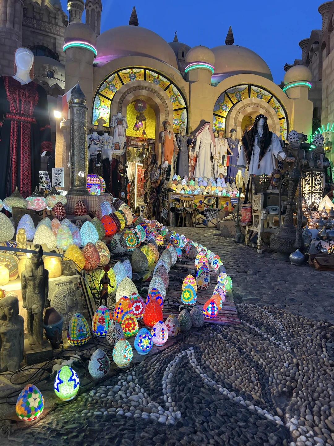 Только что вернулась с экскурсии. Все замечательно! Легко, непринужденно. Замечательный гид Наталья, все показала и рассказала