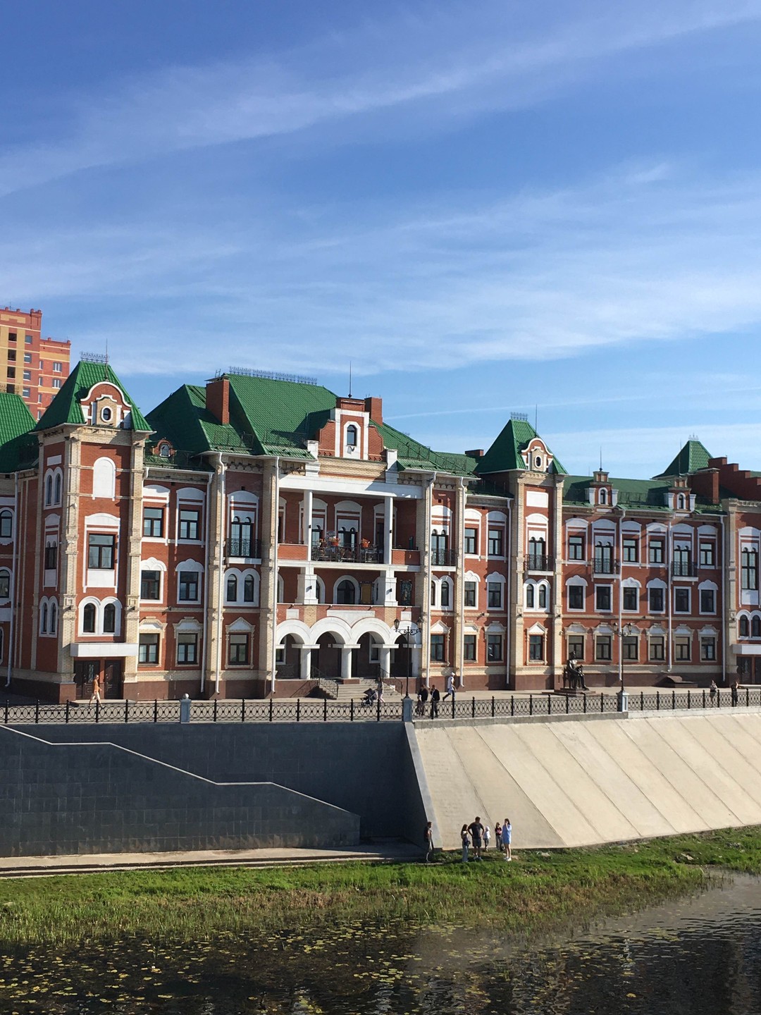 Получилась отличная индивидуальная экскурсия. Подойдёт для небольшой компании. Отлично, если будете на машине, успеете ещё больше