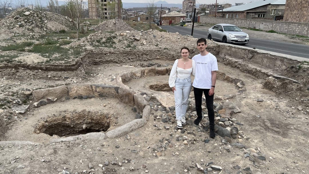 Павел - настоящий профессионал своего дела, работал археологом в разных частях мира и много лет посвятил