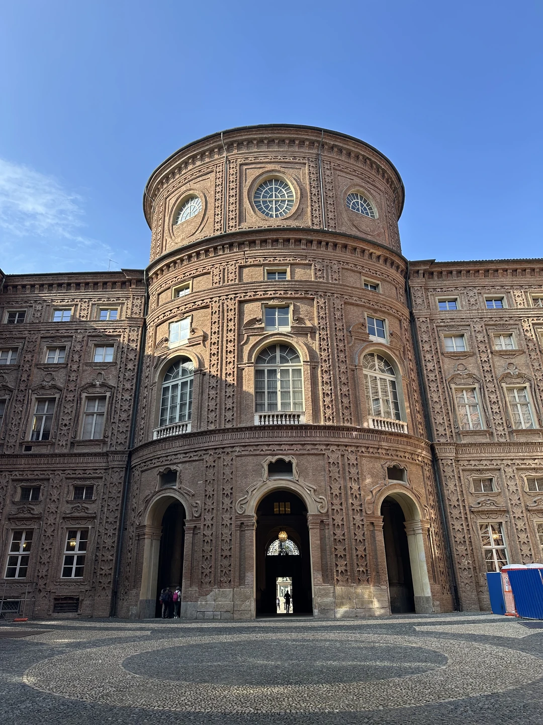 Людмила провела для нашей небольшой группы прекрасную экскурсию по центру Турина. Она раскрыла для нас город