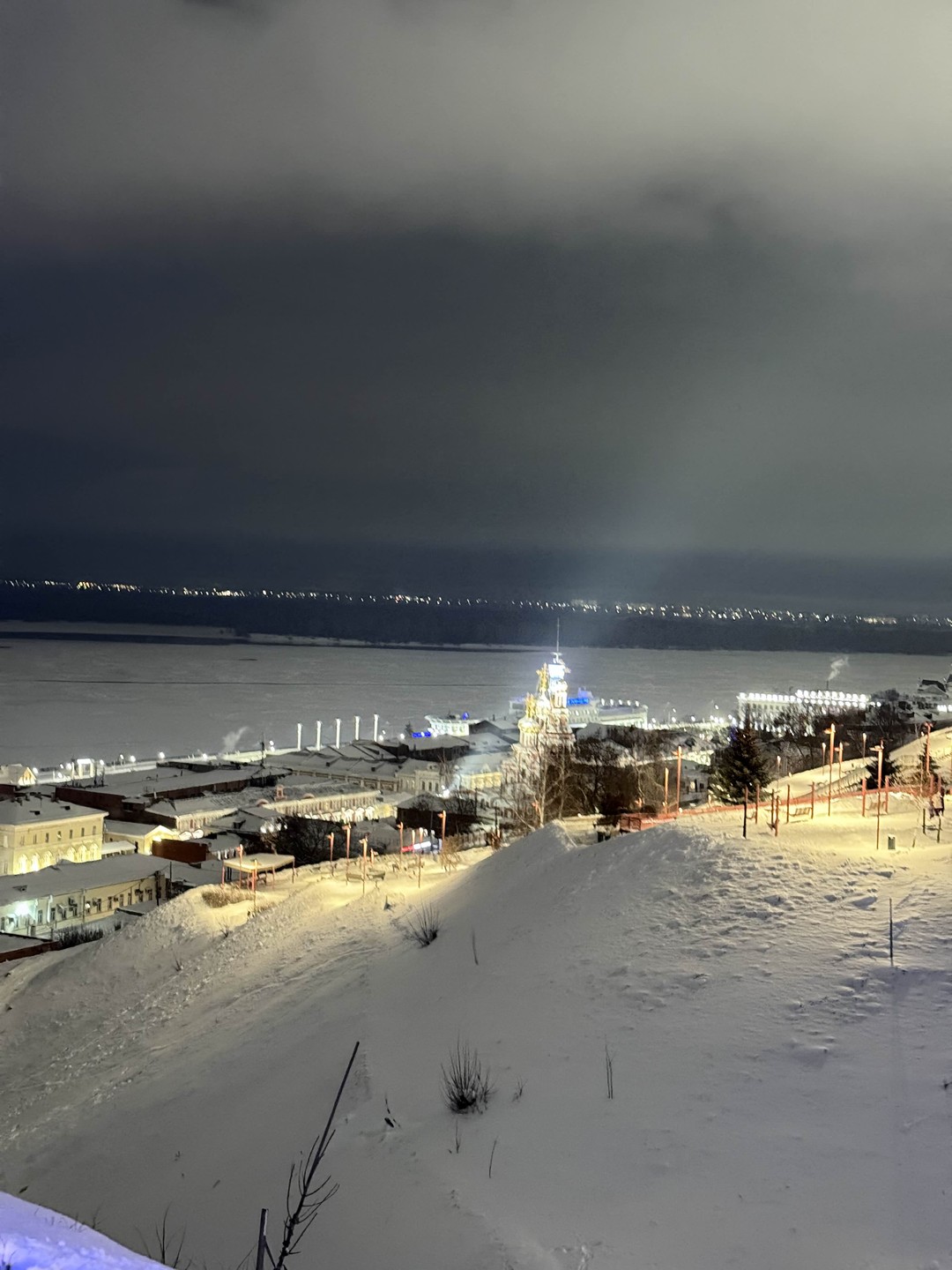 Анатолий замечательный гид, очень позитивный рассказчик, интересно осветил историю города, показал и рассказал про исторические места